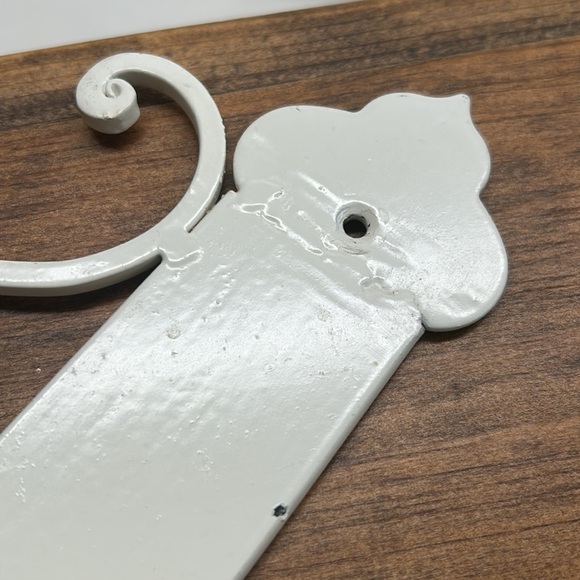 Vintage Cream Coloured Metal Painted Wrought Iron Towel Holder With Ring - Picture 6 of 11